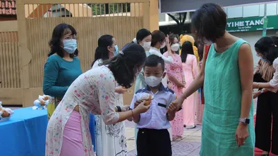 Cô giáo hóa nàng tiên đón học sinh lớp 1 trong ngày tựu trường