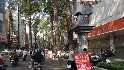 Người dân TP.HCM đội nắng đi mua bảo hiểm ô tô, xe máy