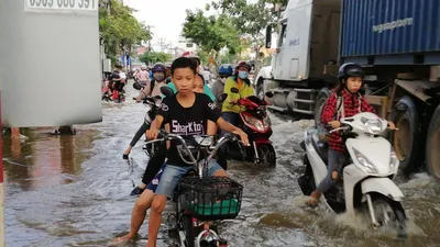 TP.HCM: Nước 'lũ' dâng cao, người dân chật vật lưu thông 