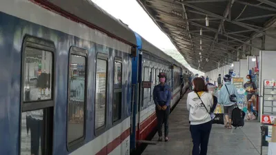 Sau hủy vé, người dân quay lại mua vé tàu về quê ăn tết