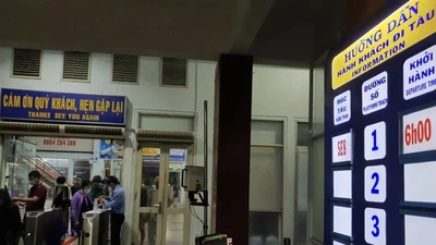 TP.HCM: Người dân lên chuyến tàu đầu tiên khi đường sắt hoạt động lại