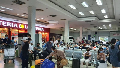 Người dân TP.HCM hối hả lên tàu đi nghỉ lễ