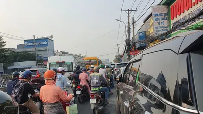 Ô tô xếp hàng dài chờ đăng kiểm, người bán hàng chịu thiệt