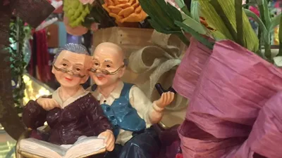 Ngày 8-3: Nở rộ xu hướng tặng quà 'ông bà tôi đánh đàn'