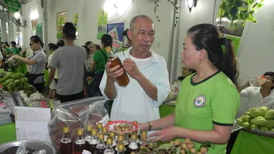 Biểu diễn nghệ thuật đường phố tại hội chợ hàng Việt 