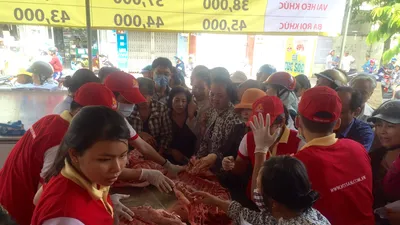 Người Sài Gòn chia nhau thịt heo ngon 25.000 đồng/kg