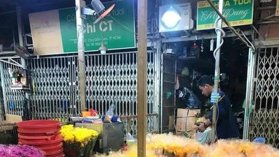 Trưa Tết Đoan Ngọ hoa tại chợ Đầm Sen vẫn còn tồn đến 20%. ẢNH: P.QUÍ 