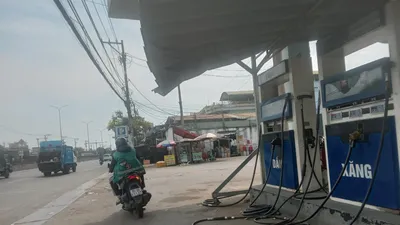 Cửa hàng xăng trên quốc lộ 1 A, quận Bình Tân hết xăng trưa ngày 18-10