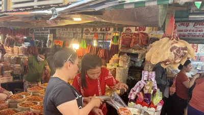 Chợ Bình Tây nhộn nhịp khách mua cá, tôm, mực khô... ăn Tết