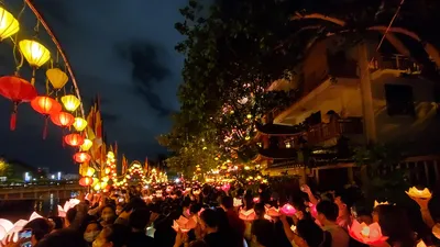 Giới trẻ TP.HCM đội mưa đi thả hoa đăng nhân dịp Đại lễ Phật Đản 2022