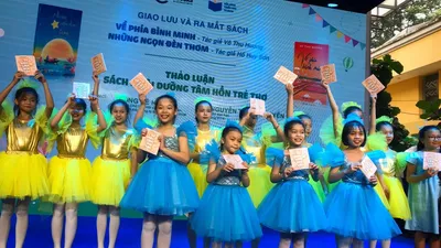 "Đừng chỉ nhắc con phải đọc sách rồi phụ huynh lại quay sang cầm điện thoại"