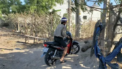 Người dân 'xé rào' ra vào khu cách ly thôn Văn Lâm 3