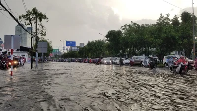 Hình ảnh nhiều nơi tại TP.HCM ngập nặng do mưa lớn