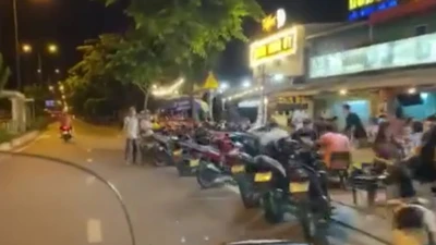 Quán nhậu lấy lòng đường Phạm Văn Đồng làm nơi giữ xe