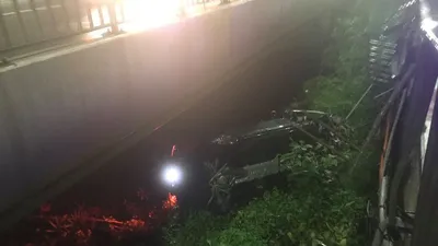 Thanh niên lái ô tô mới mua rơi khỏi cầu Sài Gòn