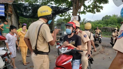 Cảnh sát bao vây nhóm đua xe giữa ban ngày trên quốc lộ