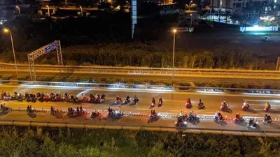 Cả trăm 'quái xế' chặn cao tốc TP.HCM - Dầu Giây đua xe