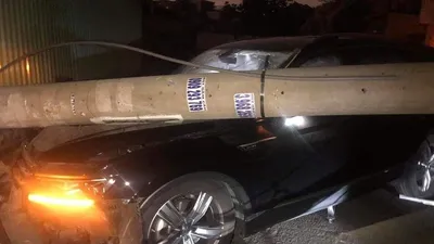 Người nước ngoài lái ô tô buồn ngủ tông ngã hàng loạt cột điện