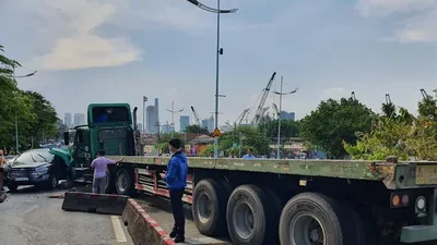 Container gặp tai nạn trong mưa, cầu Tân Thuận bị ùn ứ