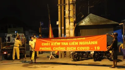 Hình ảnh chốt kiểm tra dịch COVID-19 ở TP.HCM trước giờ G