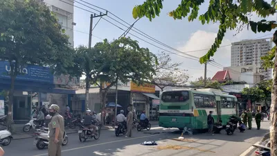 Cha ôm thi thể con gái sau va chạm với xe buýt ở TP Thủ Đức