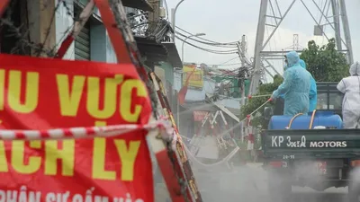 Hình ảnh quân sự phun 2.500 lít thuốc khử khuẩn tại TP Thủ Đức