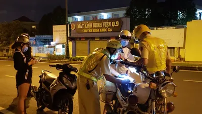 Ra đường chỉ để hẹn hò, đi lấy đồ giặt ủi... bị CSGT lập biên bản