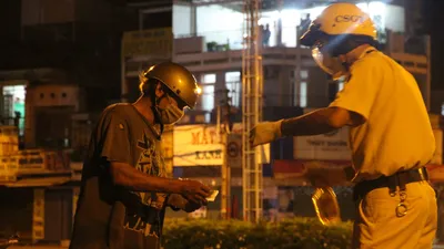 Nhiều người cãi lý với CSGT khi bị lập biên bản ra đường sau 18 giờ