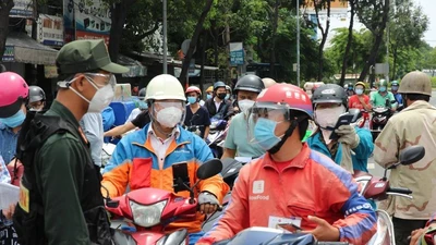 TP.HCM: Giao thông ùn ứ khi khai báo di biến động dân cư