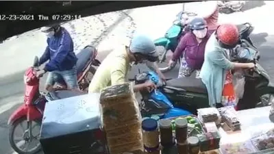 Video nhóm dàn cảnh va chạm xe lấy trộm túi xách giữa ban ngày