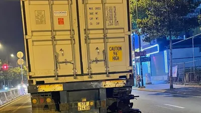 TP.HCM: Thanh niên 20 tuổi tông đuôi container tử vong tại chỗ