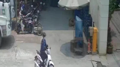 Nhóm trộm dàn cảnh lẻn vào công ty lấy trộm xe máy
