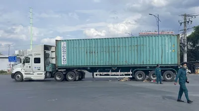 2 mẹ con tử vong sau va chạm với xe container tại vòng xoay Mỹ Thuỷ