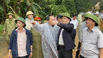 Phó Thủ tướng Trần Lưu Quang trực tiếp kiểm tra hiện trường vụ sạt lở đèo Bảo Lộc