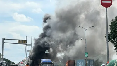 Kinh hoàng: Gần chục ô tô tông nhau và bốc cháy ở cầu Phú Mỹ