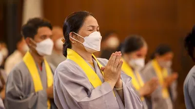 Video: Người thân của các nạn nhân mất vì COVID bật khóc trong đại lễ cầu siêu