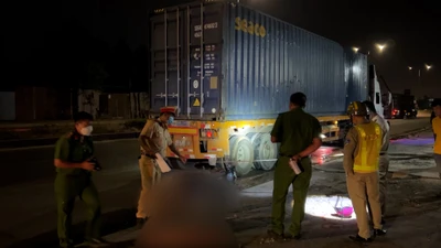 Video: Chạy xe máy tông vào đuôi container, một thanh niên chết tại chỗ