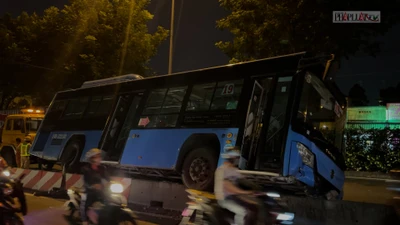 Video: Xe buýt ‘vắt vẻo’ trên dải phân cách, hành khách hốt hoảng