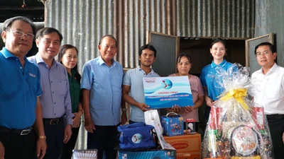 'Cùng ngư dân thắp sáng đèn trên biển': Thăm và tặng quà 3 hộ ngư dân ở Ninh Thuận