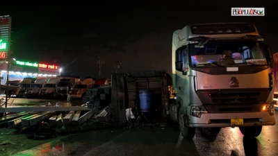 Video: Xe container chở 30 tấn thép lật nhào trên Quốc lộ 1