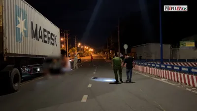 Video: Xe máy dính chặt vào container, 2 thanh niên thương vong