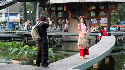 Video: Người dân nô nức xuống phố chụp ảnh đầu năm