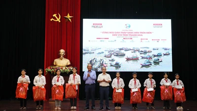 'Cùng ngư dân thắp sáng đèn trên biển' - Điểm tựa vững chắc trên hành trình bám biển