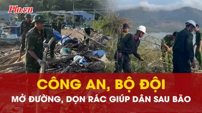 Công an, bộ đội đến Vịnh Xuân Đài mở đường, dọn rác giúp dân sau bão số 13