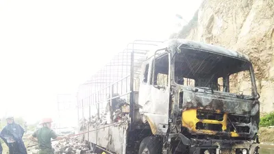 Xe tải chở hàng cháy rụi khi đang lên dốc