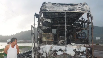 Xe giường nằm cháy rụi, 25 hành khách chạy thoát thân