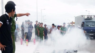 Xe máy đang chạy trên cầu đột ngột bốc cháy trơ khung