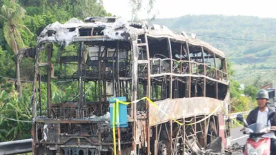 Cháy xe giường nằm, 17 hành khách thoát nạn 