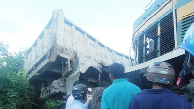 Tàu lửa tông xe tải, đường sắt tê liệt gần 4 tiếng