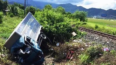 Xe tải bị tàu lửa hất văng, 3 người thương vong